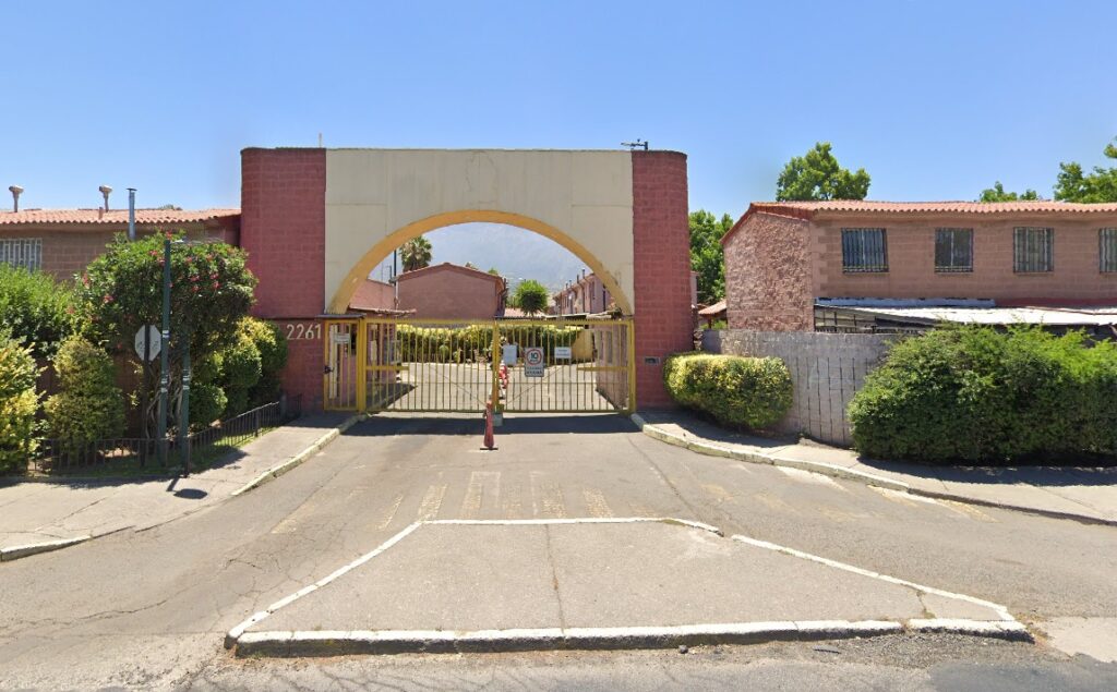 ¿Buscando el lugar perfecto para tu familia? 🏡
Esta hermosa casa en condominio seguro lo tiene todo: comodidad, privacidad, áreas verdes, y una ubicación privilegiada cerca de todo lo que necesitas. 🌿
Disfruta de una cocina equipada, patio con quincho, 3 acogedoras habitaciones y un entorno pensado para vivir con tranquilidad.
Además, tendrás asesoría experta desde la visita hasta la firma de la escritura. ✍️
¡Tu nuevo hogar te está esperando! 💛
📲 Escríbenos y agenda tu visita hoy mismo.