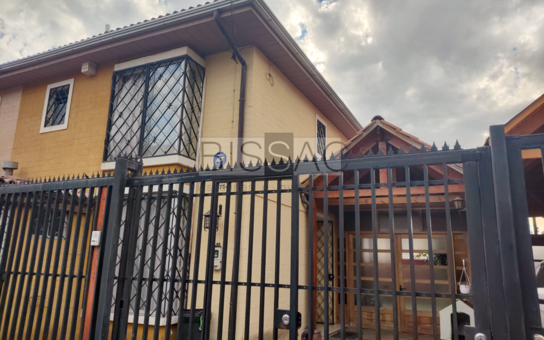 Casa en microbarrio cerrado con quincho – perfecta para disfrutar en familia. $700.000